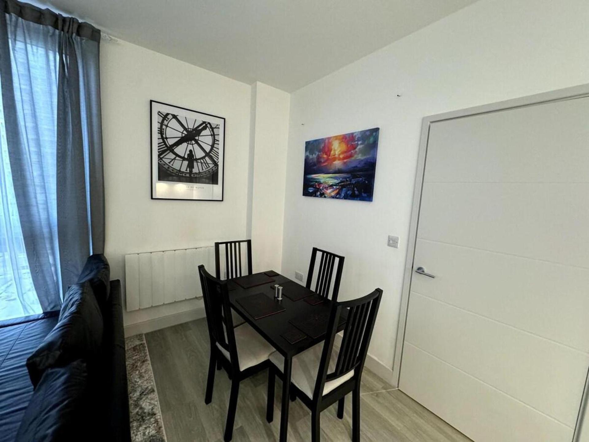 Cozy Bracknell Apartment With Modern Amenities Bagian luar foto