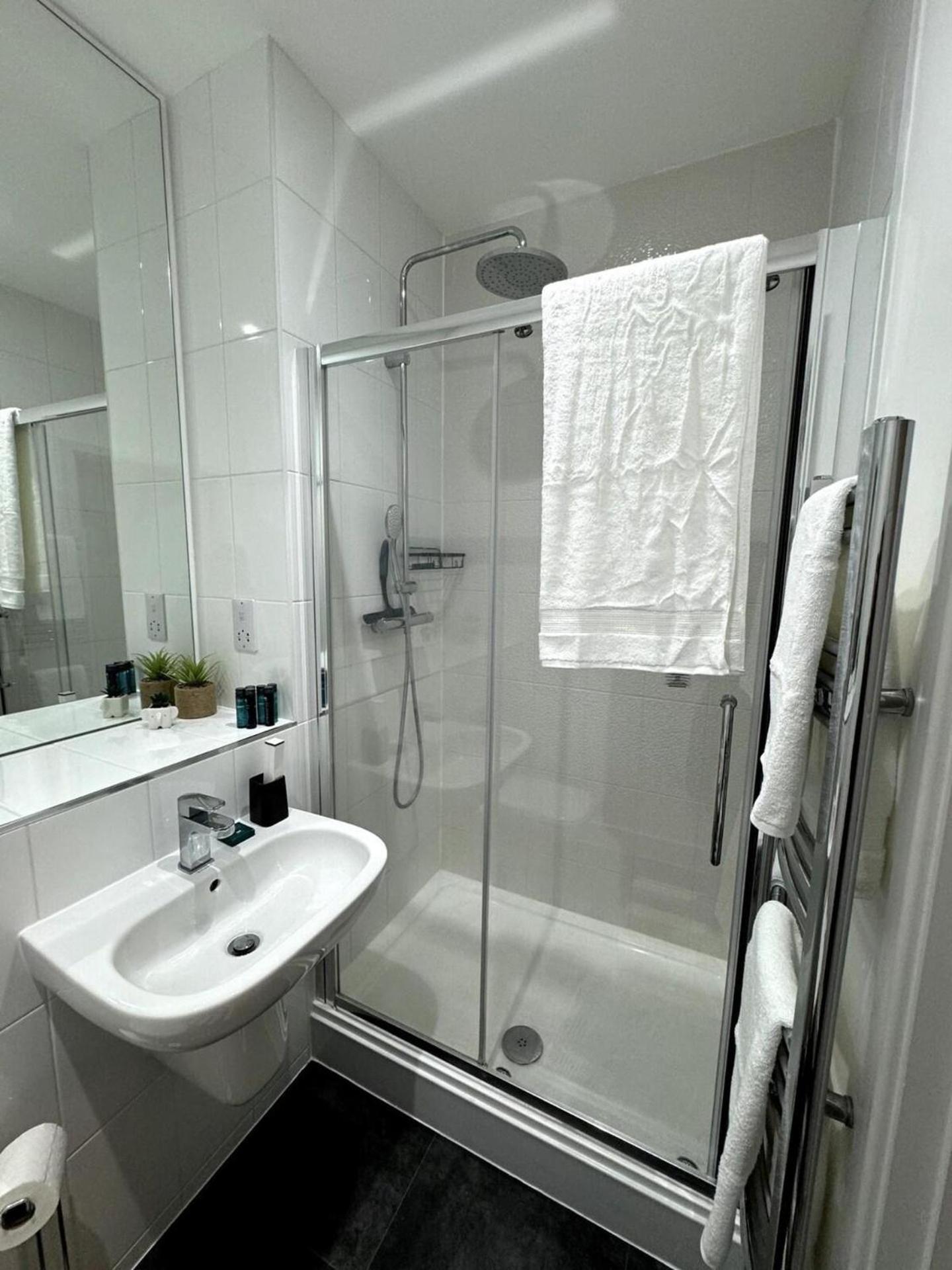 Cozy Bracknell Apartment With Modern Amenities Bagian luar foto