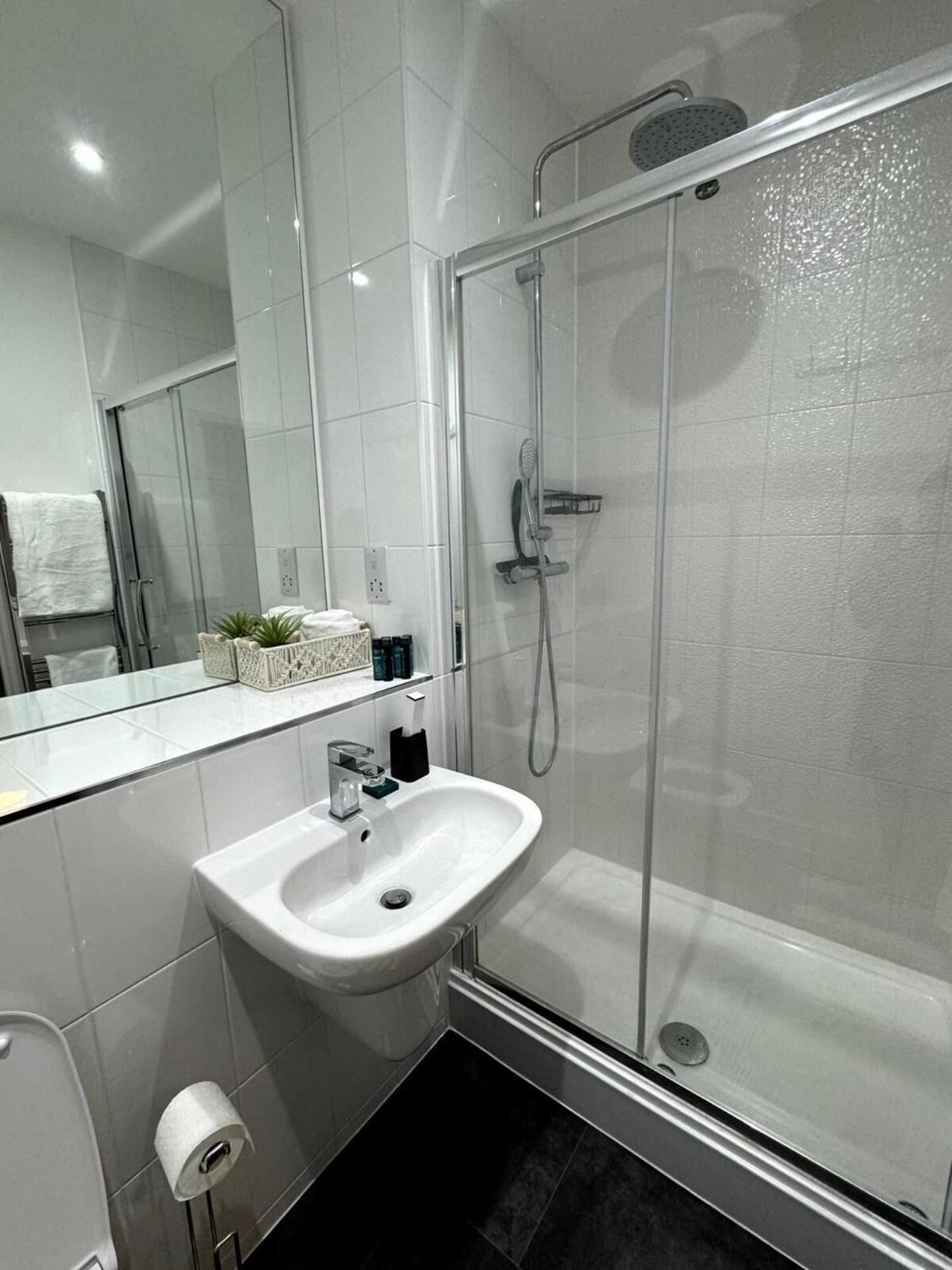 Cozy Bracknell Apartment With Modern Amenities Bagian luar foto